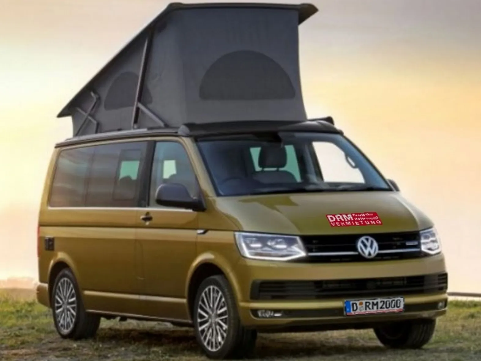 Camping Bus mit ausgeklapptem Dach auf Rasen