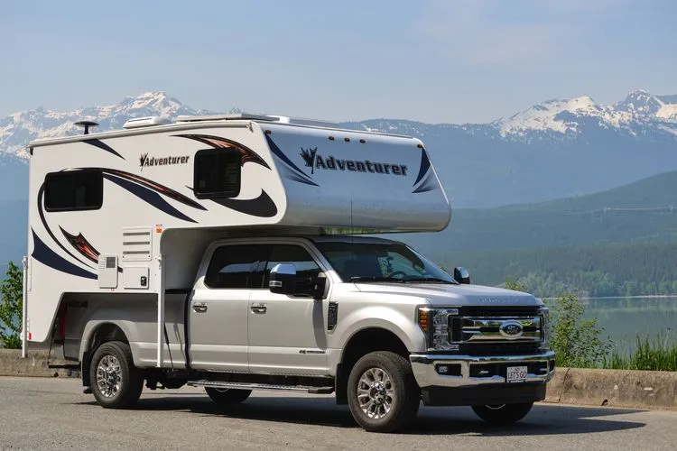 Truckcamper ein Pickup mit Aufbau vor Bergpanorama