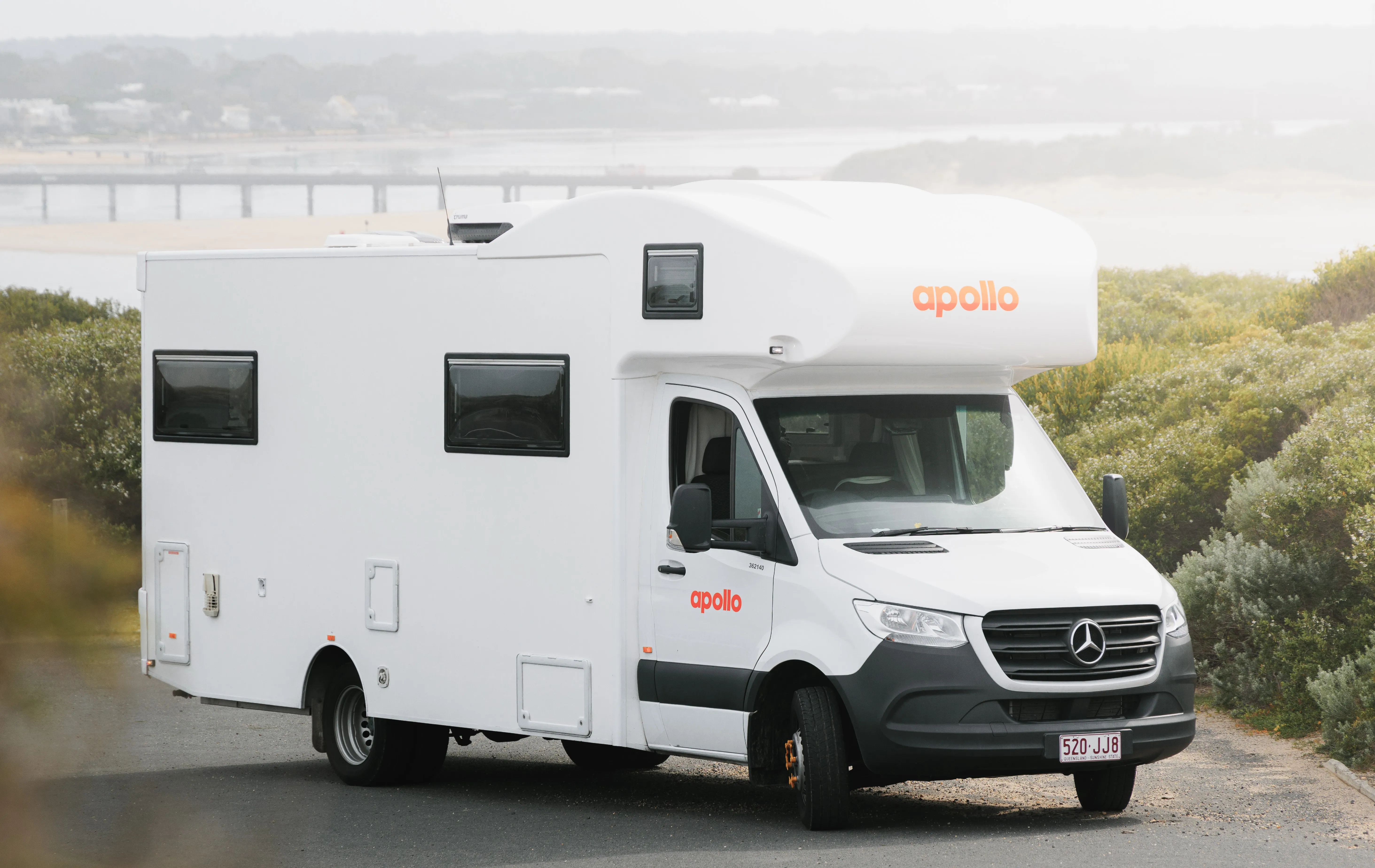 Alkoven Wohnmobil in weiß quer auf der Straße