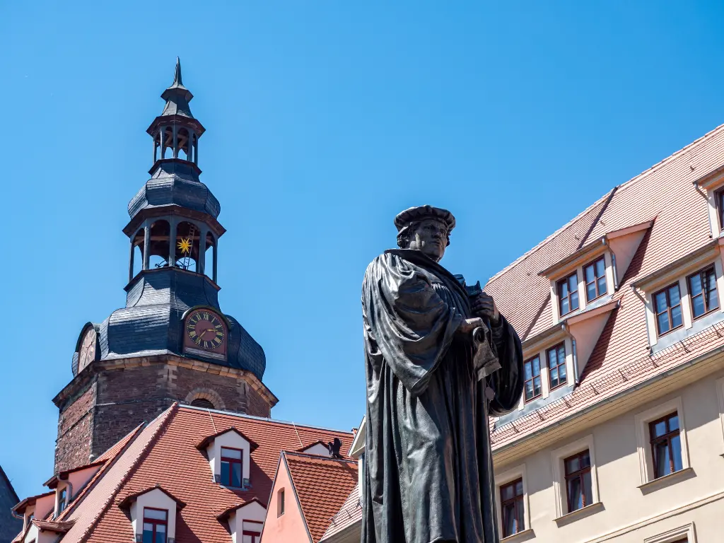 Lutherstadt Eisleben Blick von unten auf Lutherstatue und Kirchturm auf dem Markt