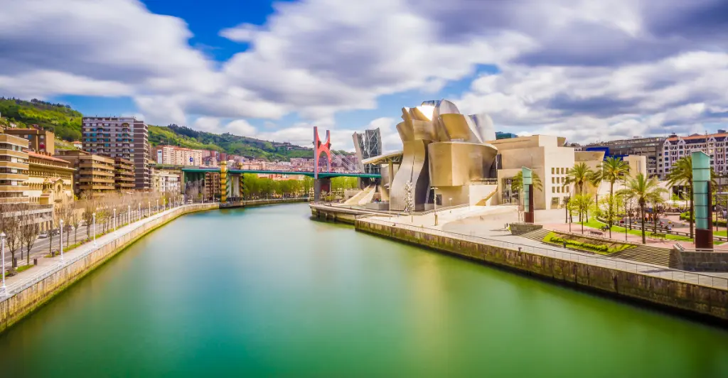 The Nervion river crosses Bilbao downtown, hosting in its margins the traditional and modern buildings of the city.