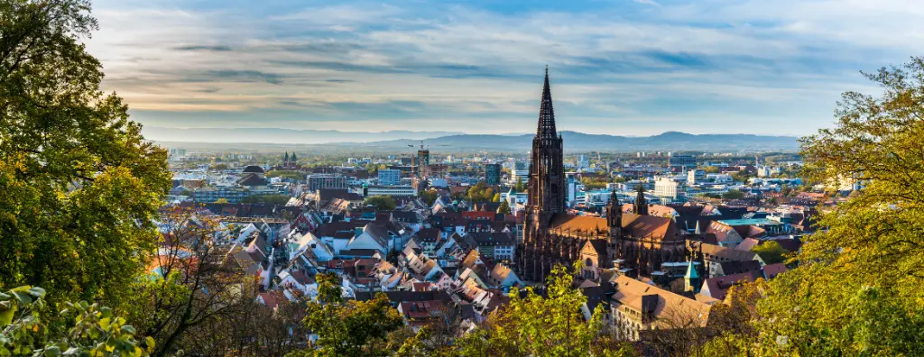 Blick über Freiburg im Breisgau Skyline Dommünster