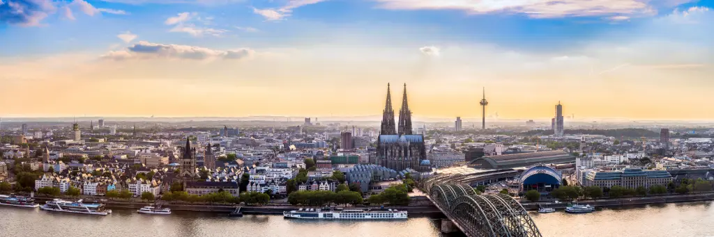 Köln Skyline mit dem Kölner Dom von oben