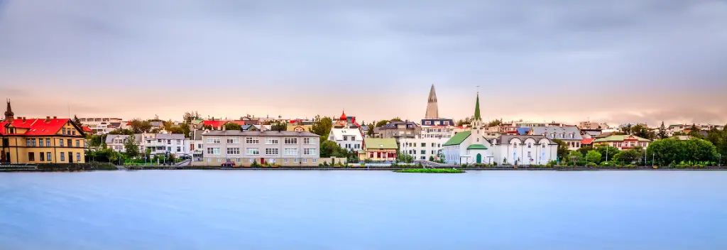 Langzeitbelichtung der Skyline von Reykjavik vom Tjornin-See im Zentrum der Stadt aus gesehen