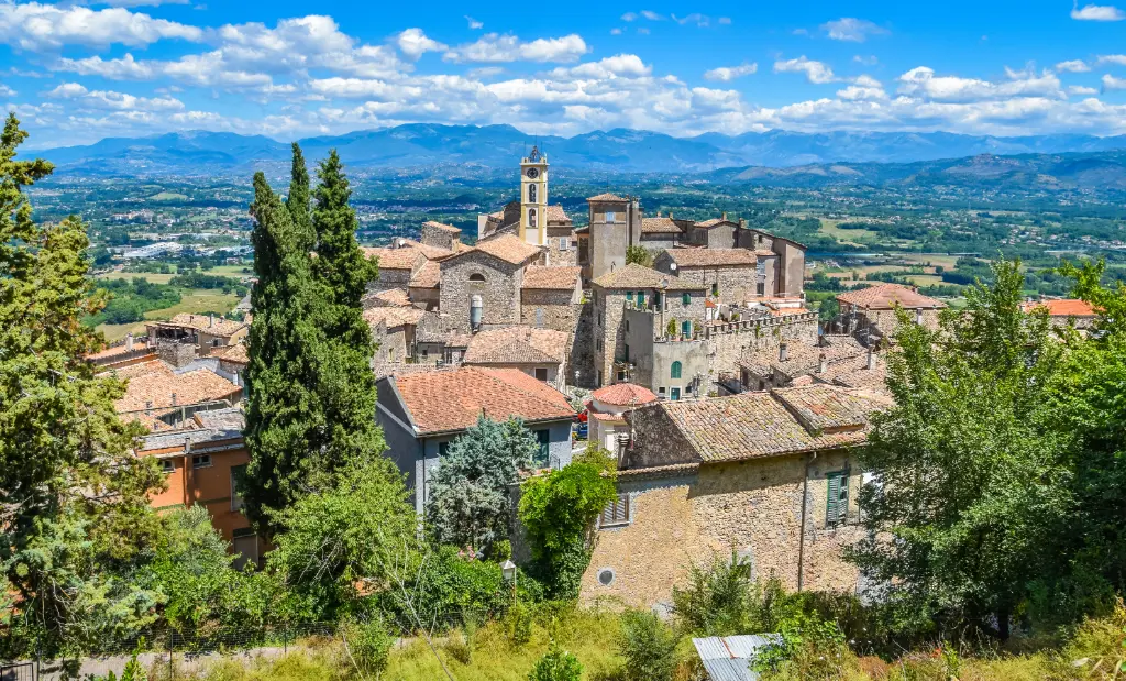 italienische Bergstadt in Mitten der Natur