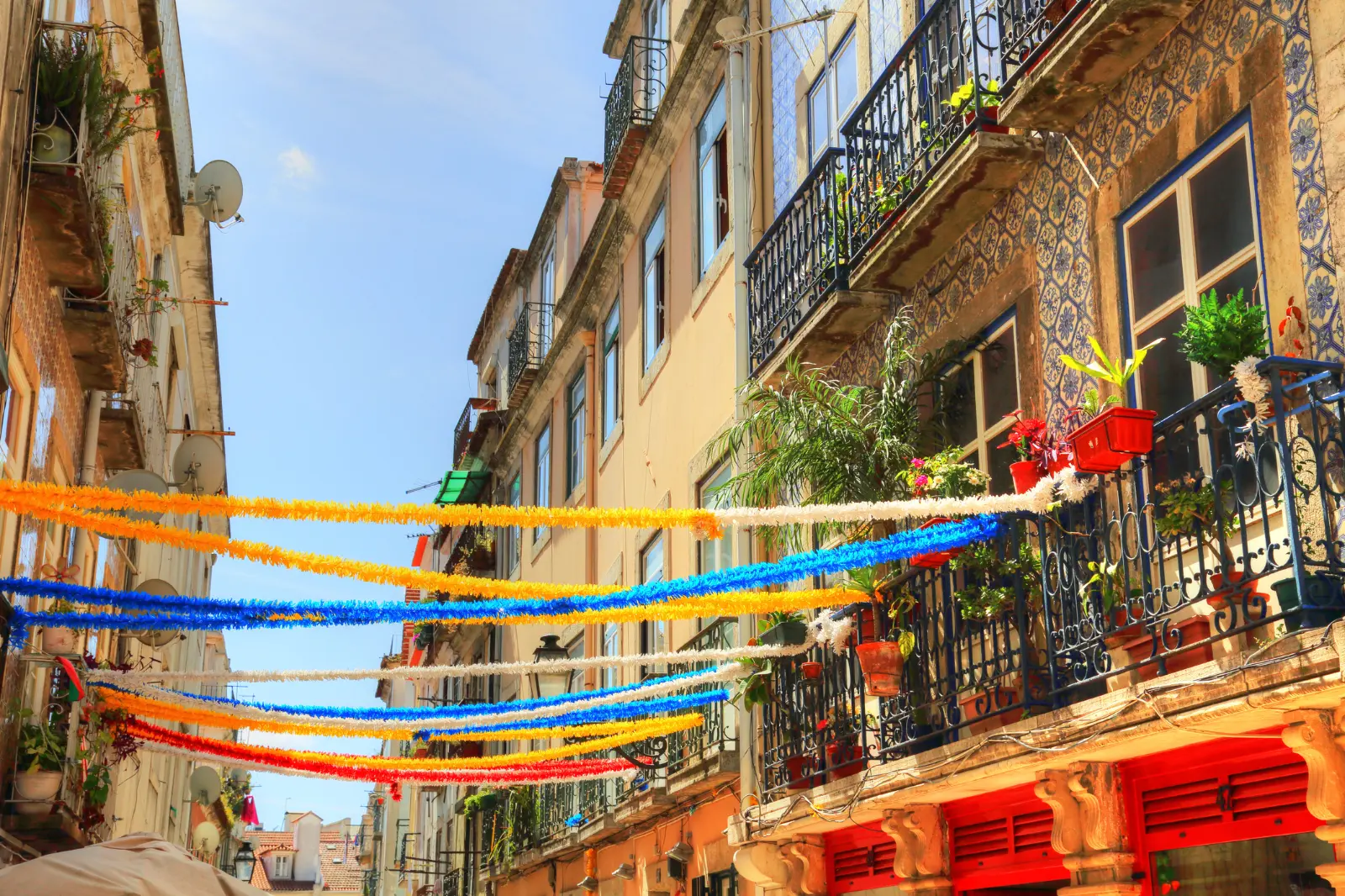Rent a motorhome in Lisbon: Portugal awaits you!